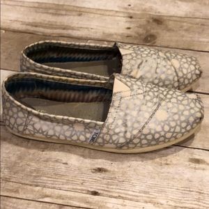 Toms shoes 8W cream with silver pattern